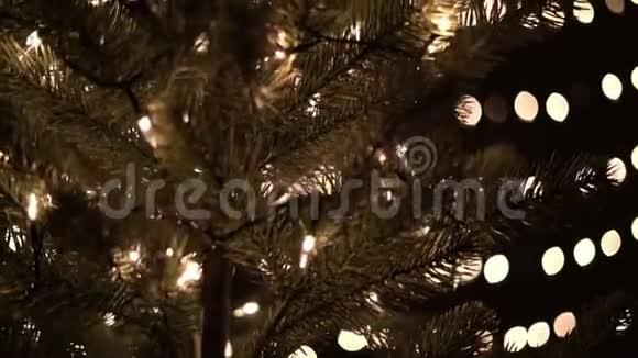 圣诞树和带有bokeh背景的装饰灯视频的预览图