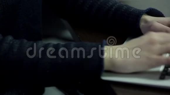 女人在笔记本电脑键盘上打字视频的预览图