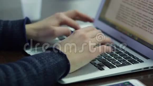 女人在笔记本电脑键盘上打字视频的预览图