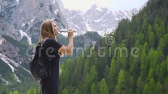 年轻的女人在喝水视频的预览图