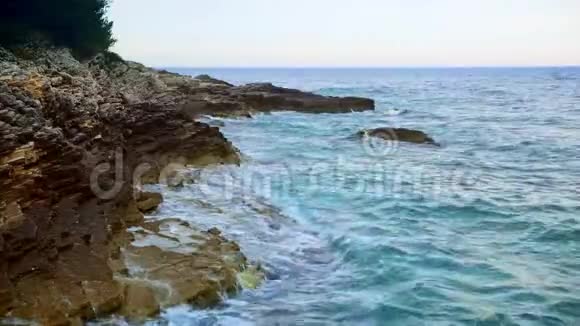从120fps开始克罗地亚岛海岸的波浪缓慢运动视频的预览图