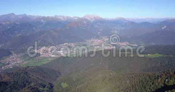 在晴朗而蔚蓝的一天您可以从无人机俯瞰塞里亚纳山谷和奥罗比阿尔卑斯山视频的预览图