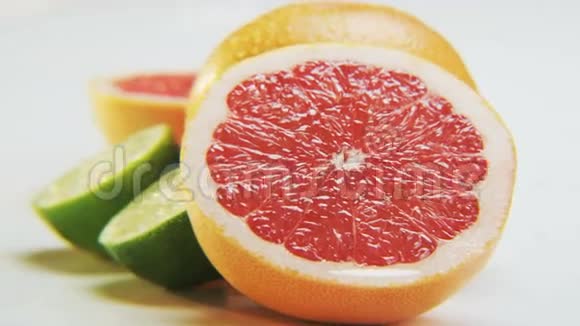 白色背景下的柑橘类水果视频的预览图