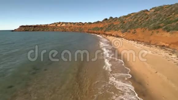海岸线和大海天空和海滩视频的预览图