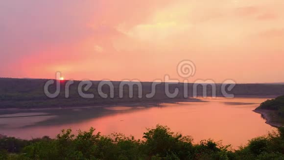 蓝塔红水库湖面上美丽的日落视频的预览图
