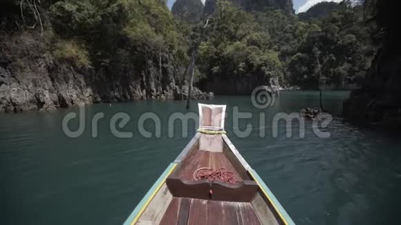 乘船泰国热带丛林湖Cheolan伍德恩山自然国家公园游艇岩石视频的预览图