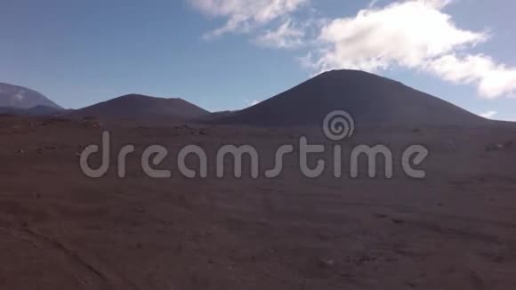 托尔巴契克旧的熔岩田和火山视频的预览图