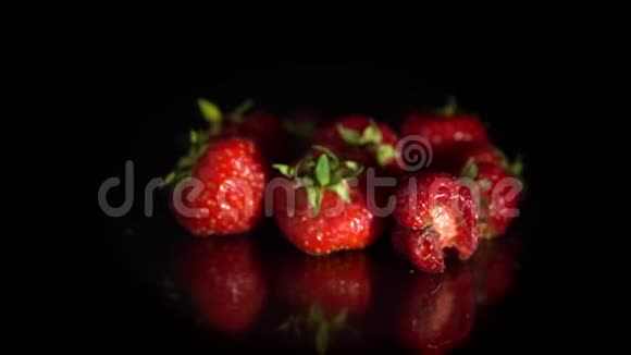 特写旋转红色草莓视频的预览图