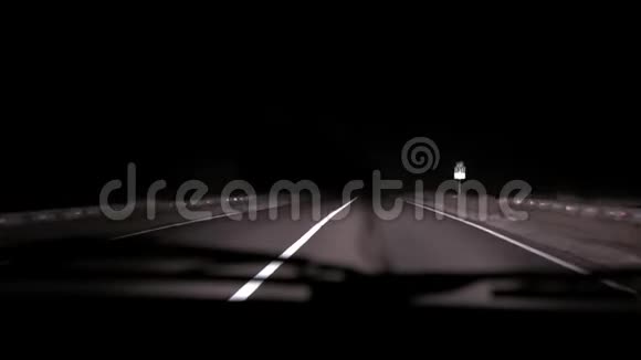 车乘夜路在里面看仪表板收音机DVR视频的预览图