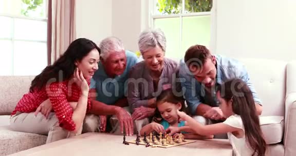 微笑着家人下棋视频的预览图
