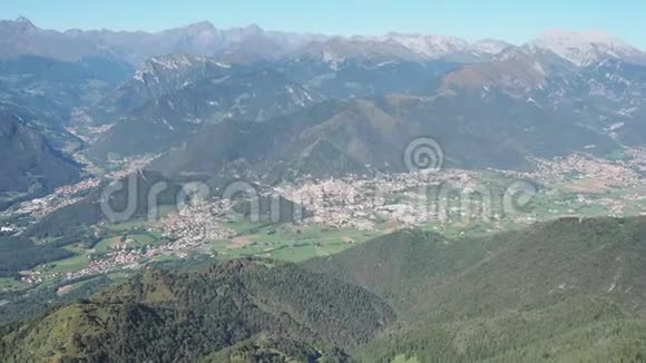 在一个晴朗而蓝色的日子里可以看到塞里亚纳山谷和奥罗比阿尔卑斯山的无人机空中景色PizzoFormico山景观视频的预览图
