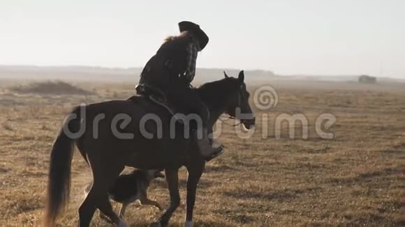 日出时骑马的美女棕马女牛仔视频的预览图
