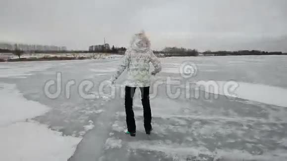 小女孩在冰湖上滑冰视频的预览图