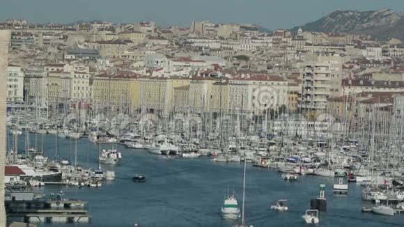 马赛市与法国老港的鸟瞰图视频的预览图