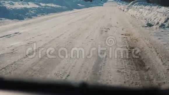 汽车在冬天的路上下雪恶劣天气下危险的生活方式汽车交通恶劣天气下的道路视频的预览图