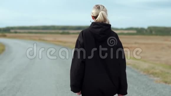 穿着黑色斗篷的城市女性视频的预览图