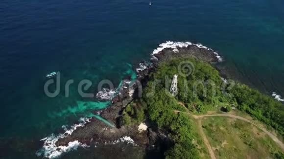 巴厘岛的波浪和岩石视频的预览图