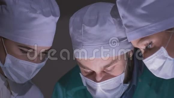 医生在手术室里给病人做手术外科小组在医院手术室进行手术视频的预览图