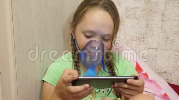 小女孩在医院里用吸入面罩治疗有药片的孩子生病了通过一个视频的预览图