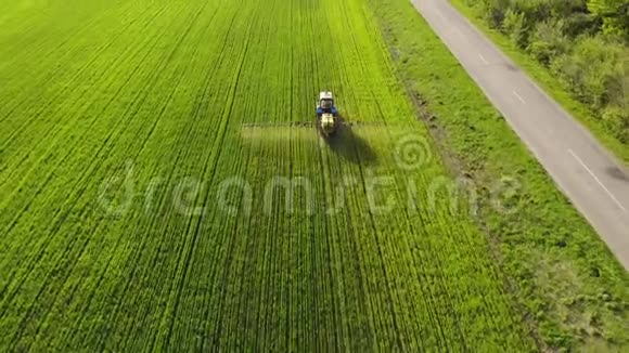 日落时用喷雾器除草剂和杀虫剂喷洒农用拖拉机的空中景观农业机械视频的预览图