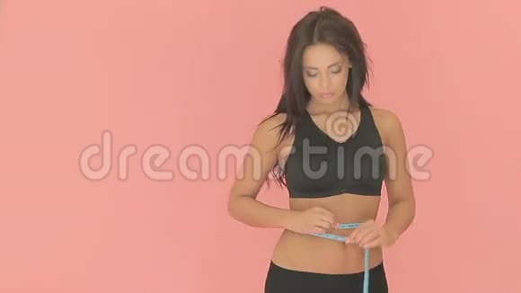 身材匀称的女人测量她的腰部视频的预览图
