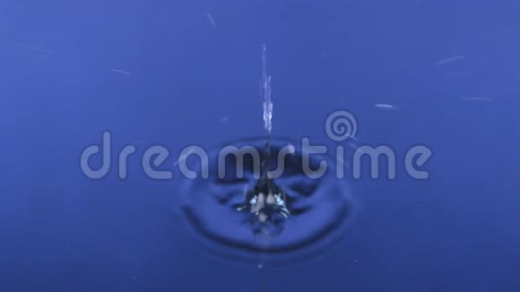 特写一滴水在蓝水里视频的预览图