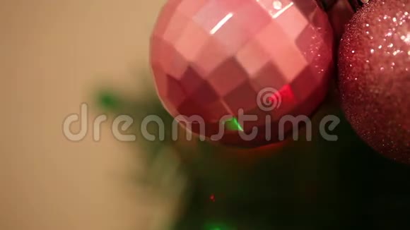 挂在圣诞树上的红球视频的预览图