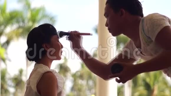 化妆师对一个年轻女人脸红视频的预览图