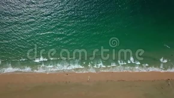 波浪和沙子的背景视频的预览图
