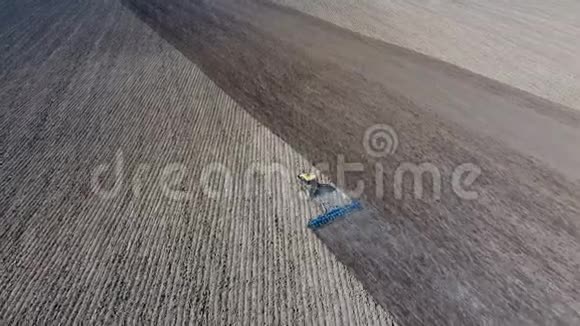 拖拉机在田里耙土播种视频的预览图