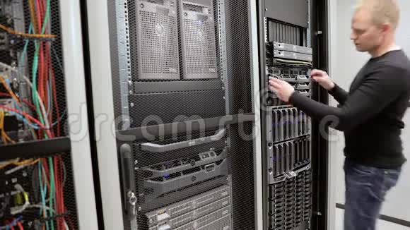 IT顾问维护数据中心的机架服务器视频的预览图