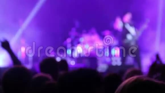 音乐会上的人群背光轮廓视频的预览图