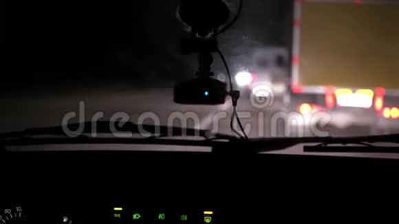 车乘夜路在里面看仪表板收音机DVR视频的预览图