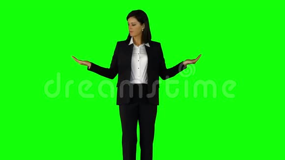 女商人穿着绿色屏幕上的东西视频的预览图