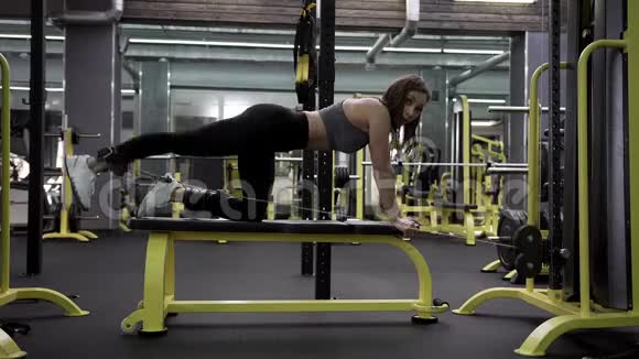 女子在健身房里用举重练习视频的预览图