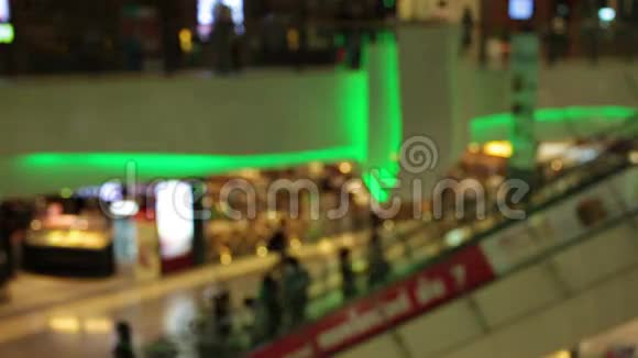 购物中心的背景模糊购物中心的行人拥挤视频的预览图