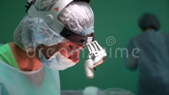 外科医生正在做一个眼睛的手术特写矫正眼睛医生做了眼睑整形手术视频的预览图