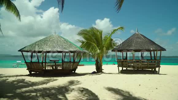 带平房的热带海滩视频的预览图
