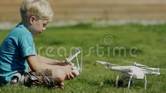 孩子们在绿草地上组装现代无人机安装螺旋桨视频的预览图