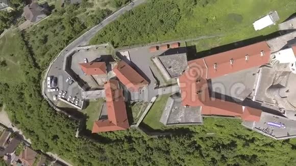 乌克兰Mukachevo堡Palanok中世纪要塞的鸟瞰图视频的预览图