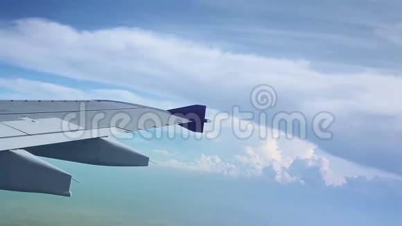 一架飞机从云层上方飞过从飞机的窗户射出视频的预览图