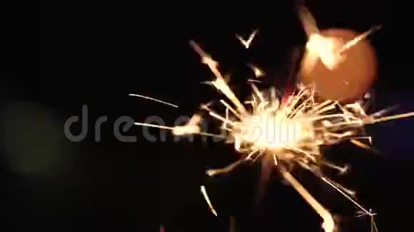 圣诞节的火花在黑色上燃烧视频的预览图