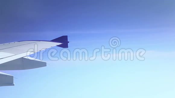 一架飞机从云层上方飞过从飞机的窗户射出视频的预览图