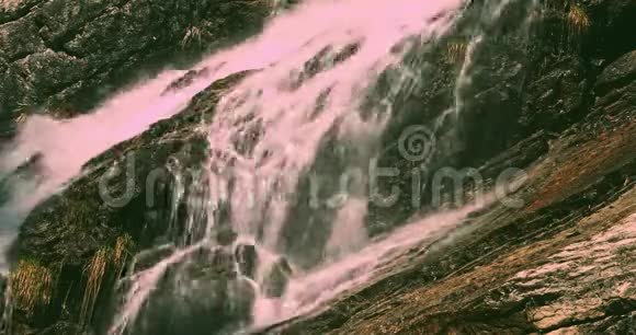有瀑布的天然溪流视频的预览图