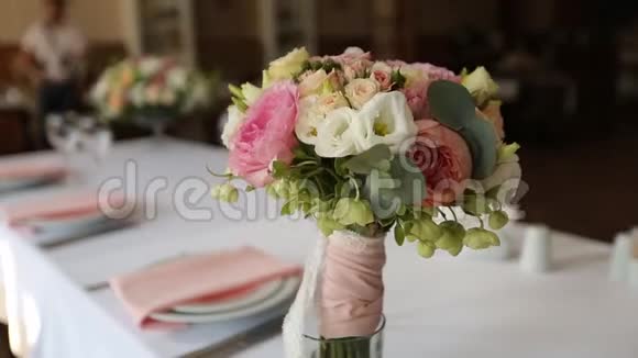 餐厅内部装饰为婚礼或生日白色和蓝色假日花店或餐桌上的玫瑰视频的预览图