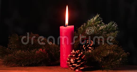 餐桌上的圣诞蜡烛和松果视频的预览图