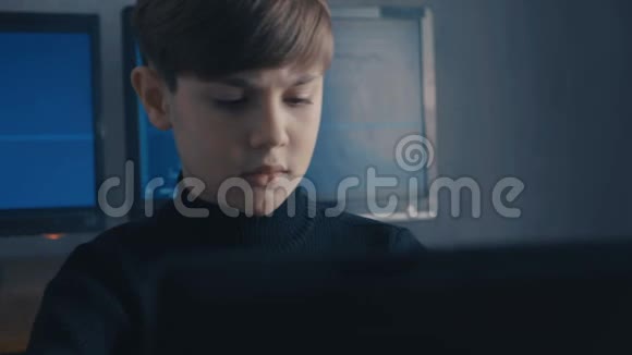 在秘密数据中心电脑上工作的天才男孩黑客程序员视频的预览图