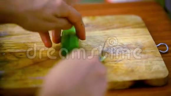 女性手在木板上切黄瓜视频的预览图