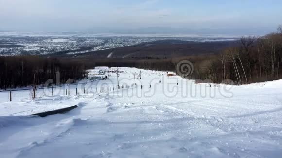 滑雪者滑雪下山的时间流逝视频的预览图