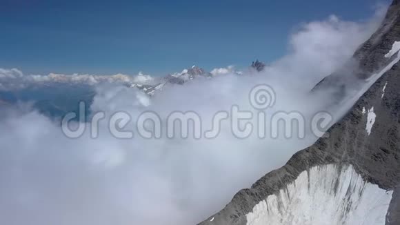 飞越高山山脉视频的预览图